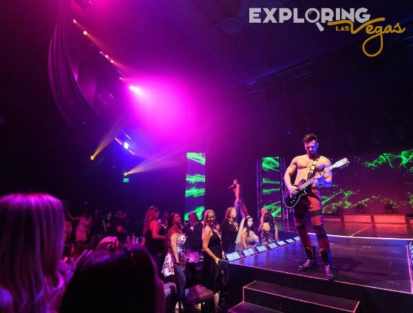 guitar-paying-stripper